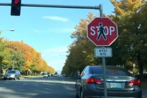 motoristas devem dar passagem aos pedestres