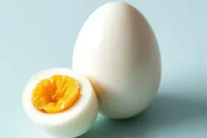 ovo de galinha inteiro cozido